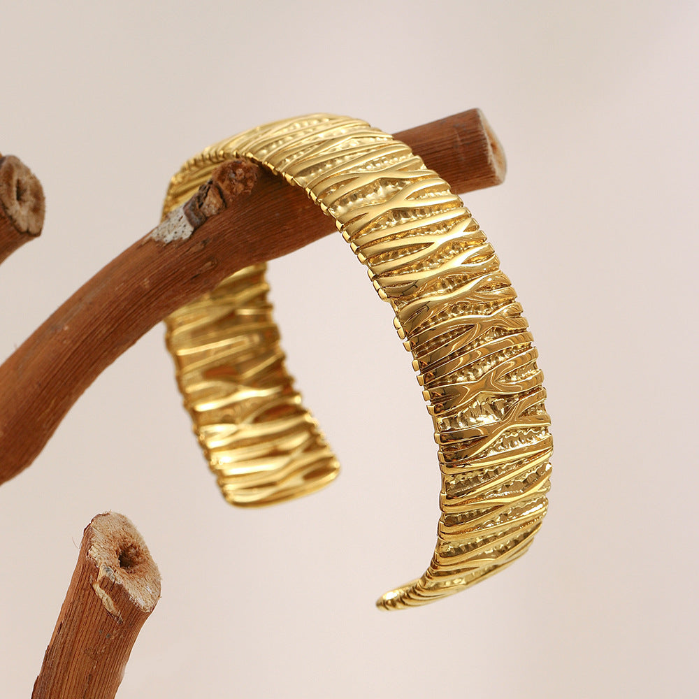 Pulsera de acero inoxidable para mujer de inspiración vintage con diseño vertical irregular ondulado y acabado chapado en oro de 18 quilates