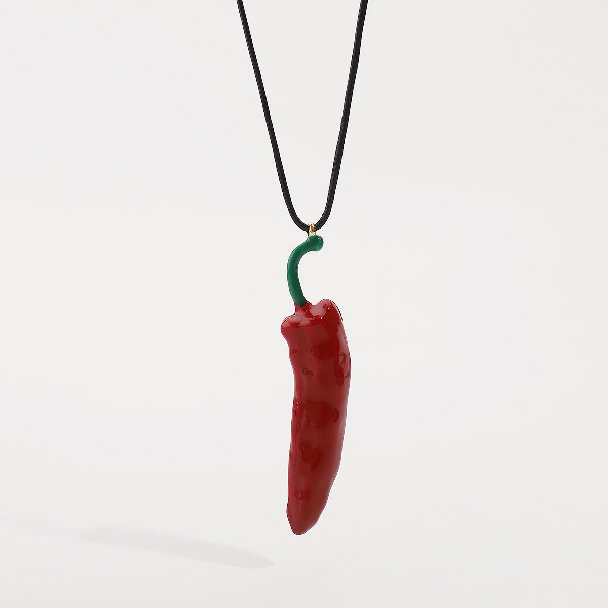 Collar con colgante de ají rojo, dulce y atrevido, en aleación con acabado esmaltado, diseño geométrico, longitud ajustable.