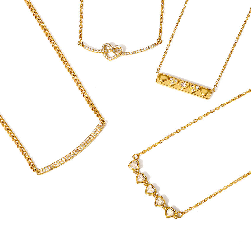 Collana con Ciondolo a Cuore Geometrico Minimalista in Acciaio al Titanio con Intarsio di Zirconi e Placcatura in Oro PVD da Donna