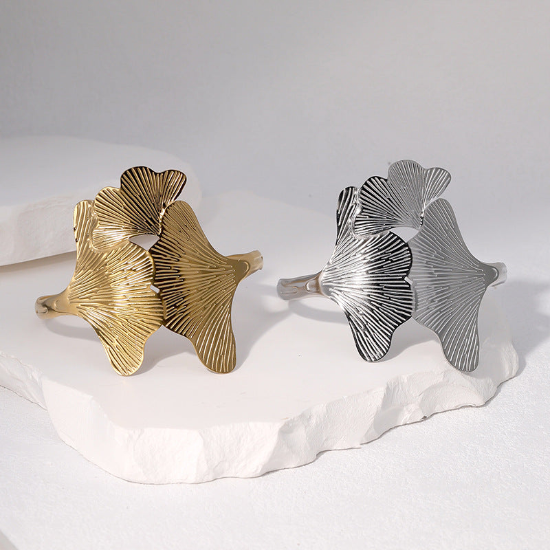 Bracciale da donna minimalista a foglia di Ginkgo in acciaio inossidabile con finitura galvanica
