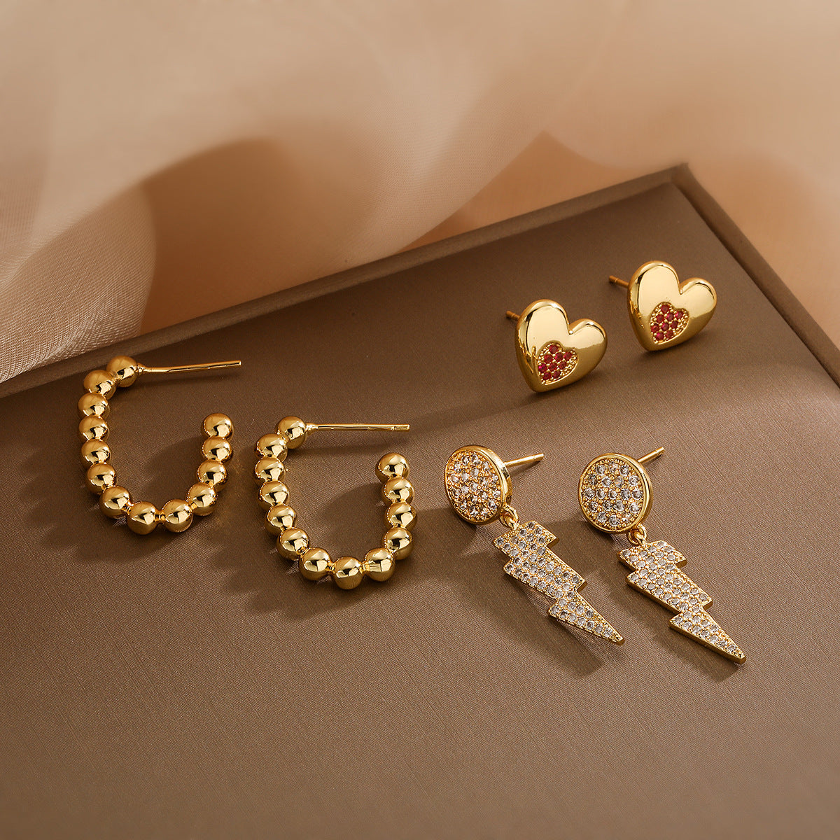 Orecchini a perno a cuore geometrico vintage con fulmine per donna in rame con placcatura in oro 18 carati e intarsio di zirconi