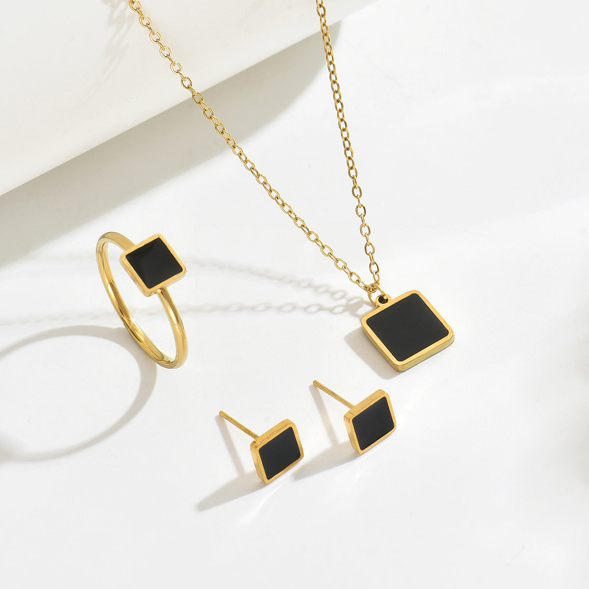 Set collana lunga con inserto in acrilico a quadrato geometrico per donna con orecchini e bracciale abbinati