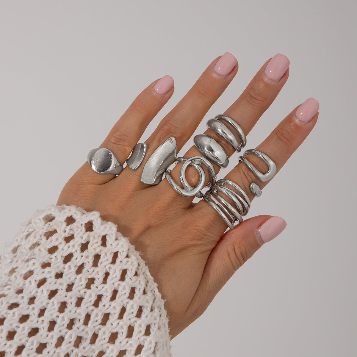 Juego de anillos geométricos minimalistas de aleación para mujer con acabado chapado, textura de arrugas líquidas y diseño apilable.