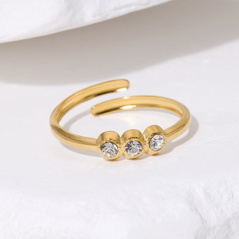 Anello Minimalista da Donna in Acciaio al Titanio Placcato Oro 18K con Intarsio di Strass