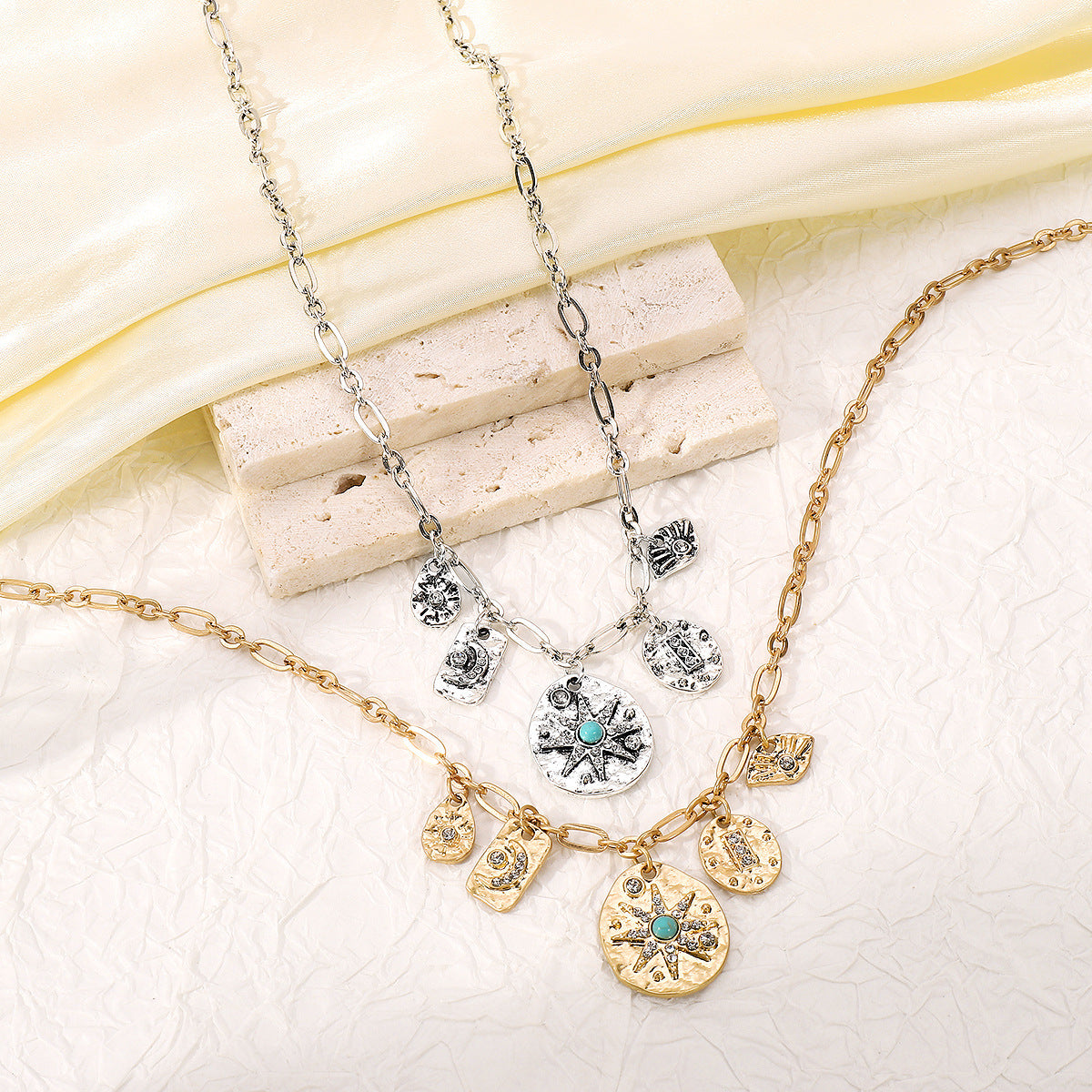 Dulce y atrevido collar con colgante de estrella y luna creciente geométricas en aleación con incrustaciones de turquesa y galvanizado para mujer