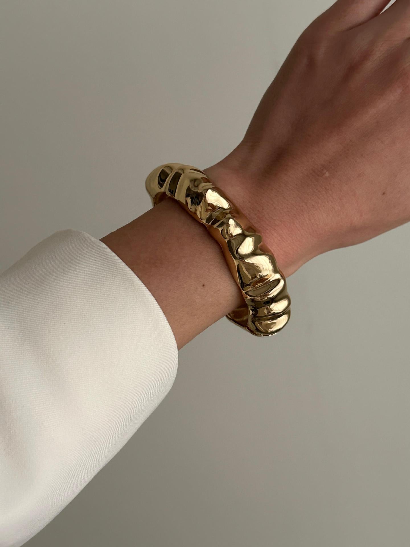 Fashion Minimalist Geometric Open Cuff Bracelet for Women Alloy Plated Smooth Wrap Design