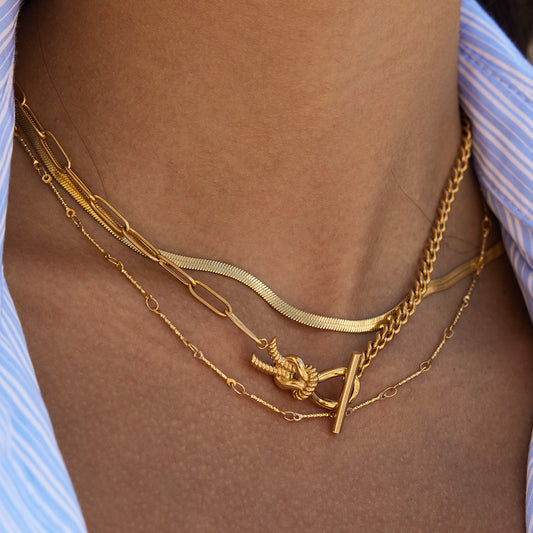 Collana da donna minimalista con nodo geometrico in acciaio al titanio con finitura placcata, catena per clavicola in acciaio inossidabile