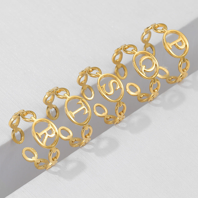 Anello regolabile aperto in acciaio inossidabile minimalista da donna con lettere alfabeto incise, finitura placcata ipoallergenica