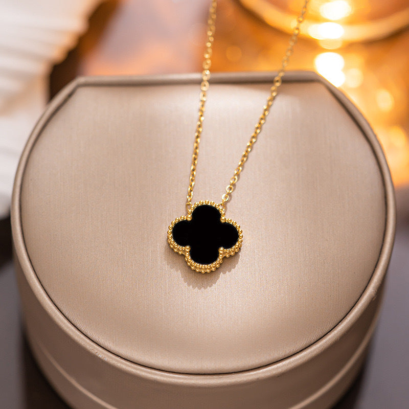 Collana con ciondolo a quadrifoglio geometrico alla moda da donna in acciaio al titanio con finitura galvanizzata