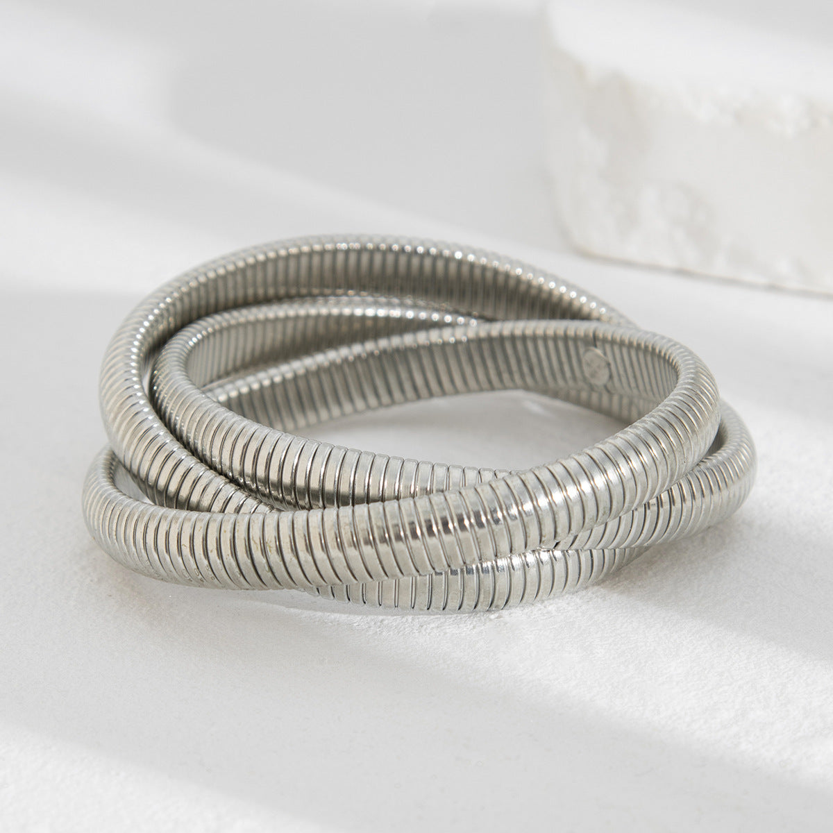 Brazalete de metal geométrico estilo punk con detalle de perla grande para mujer