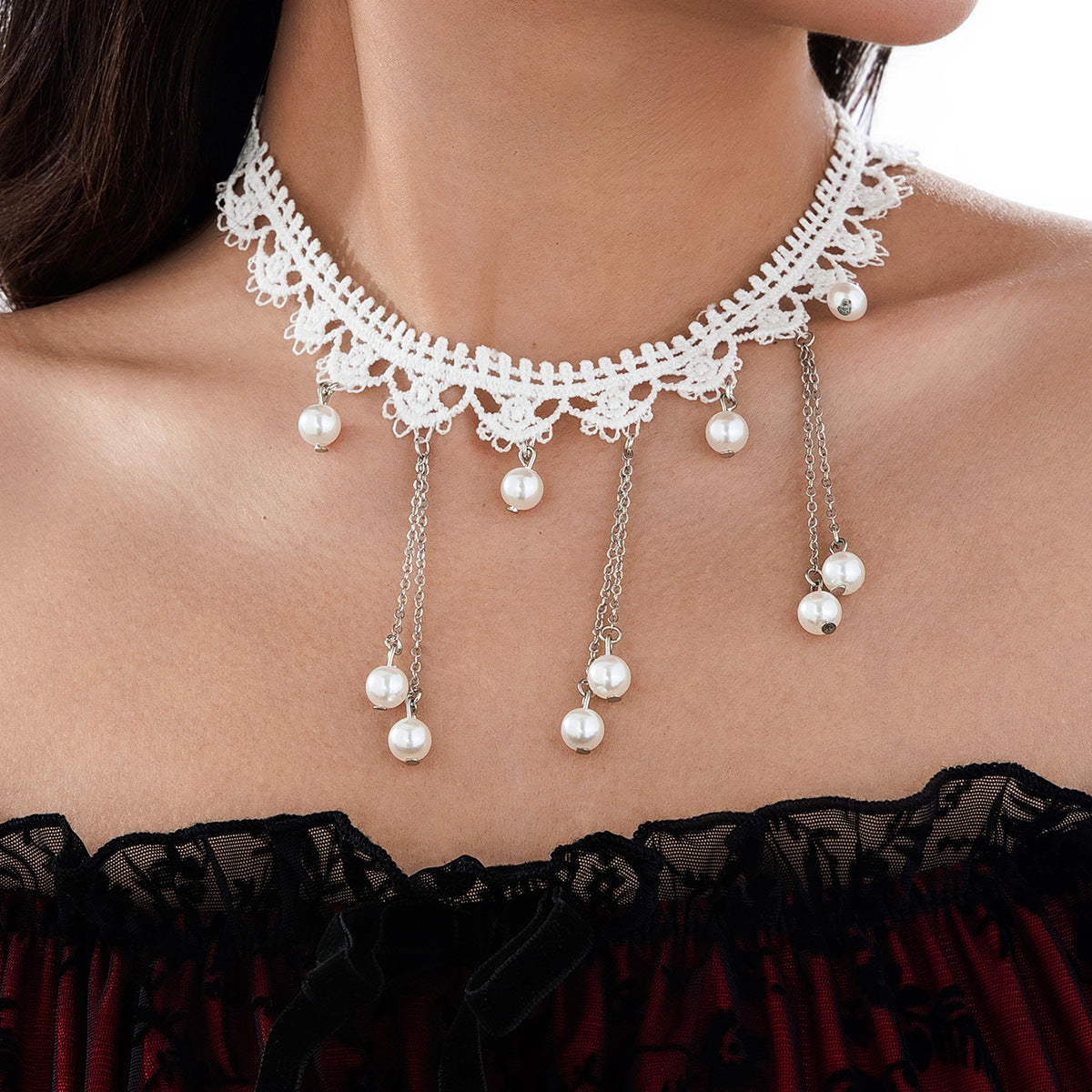 Collana girocollo minimalista in pizzo dai toni freddi con design floreale e geometrico per donna, con pendente in perla imitazione e dettagli asimmetrici con frange