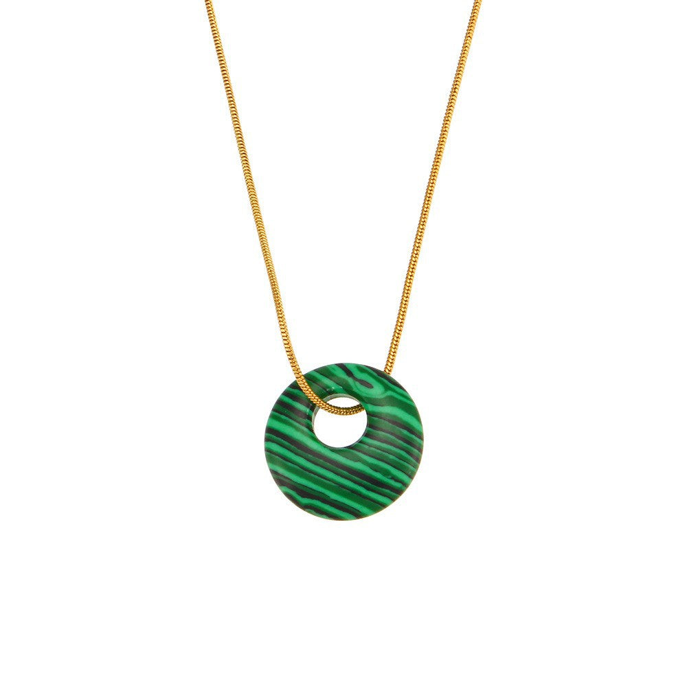 Collana con ciondolo rotondo geometrico vintage in acciaio inossidabile con placcatura in oro 18 carati e bordo attorcigliato per donna