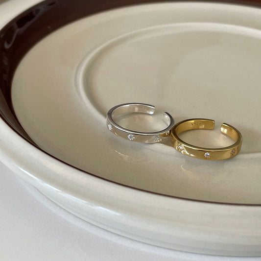 Anillo geométrico minimalista de plata de ley 925 con circonita cúbica y detalle de lunares para mujer