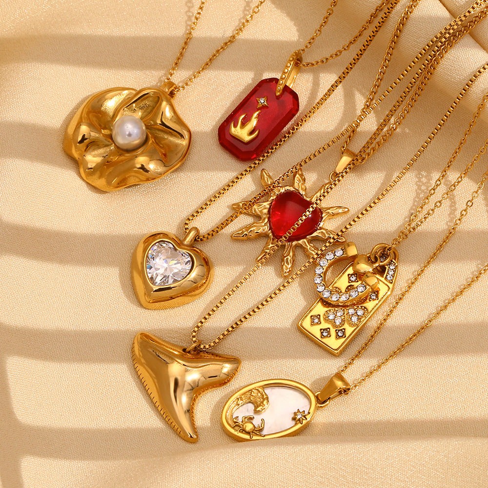Collana con Pendente a Cuore Floreale Vintage in Agata Rossa da Donna con Catena in Acciaio Inox e Placcatura in Oro 18K