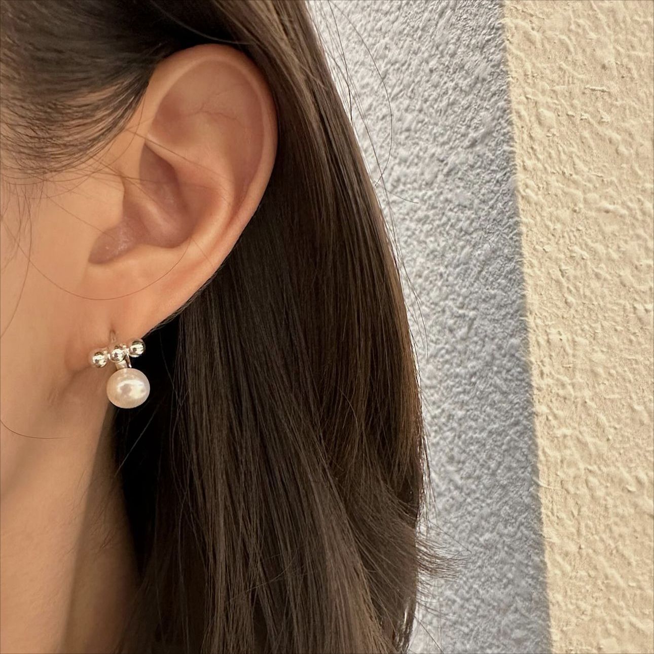 Pendientes de botón minimalistas de estilo coreano con forma de letra de plata de ley 925 con baño de oro y diseño asimétrico de doble anilla