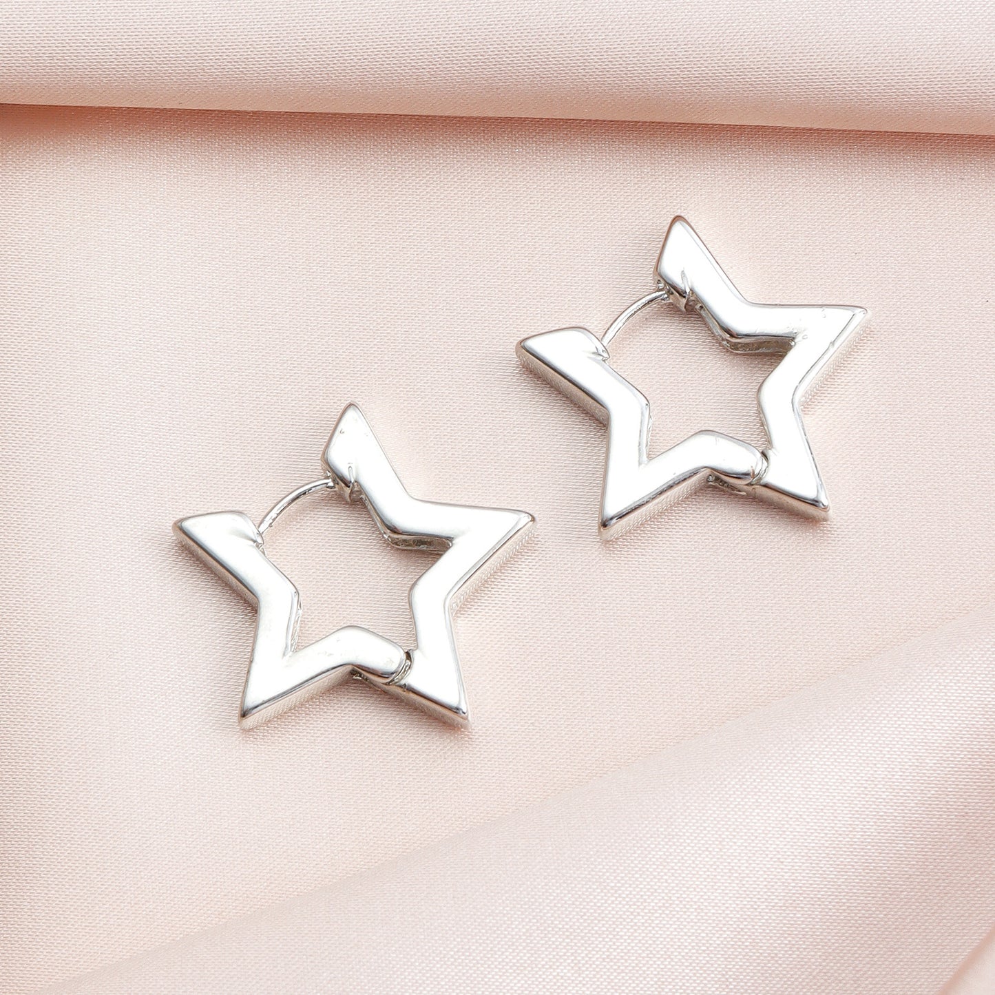 Pendientes minimalistas de aleación con forma de estrella y acabado chapado para mujer. Elegante joyería celestial de tonos fríos.
