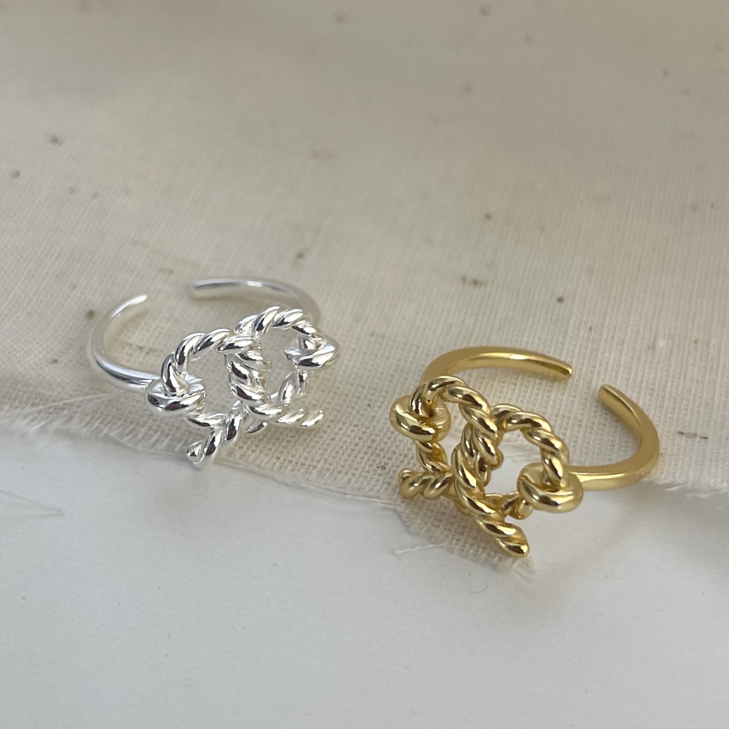 Anillo retorcido con forma de corazón minimalista de plata de ley 925 para mujer con textura geométrica
