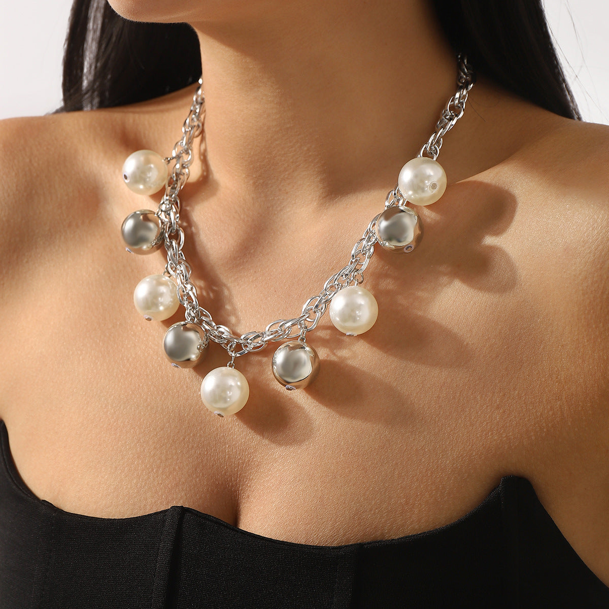 Collar con colgante geométrico minimalista de aleación con detalles de perlas de imitación y cadena cubana chapada en oro para mujer