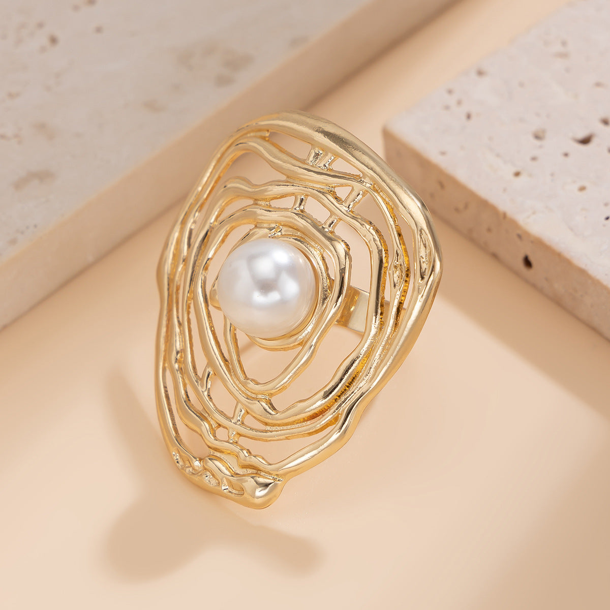 Elegant Geometric Oval Alloy Ring with Wavy Acrylic Pearl Design