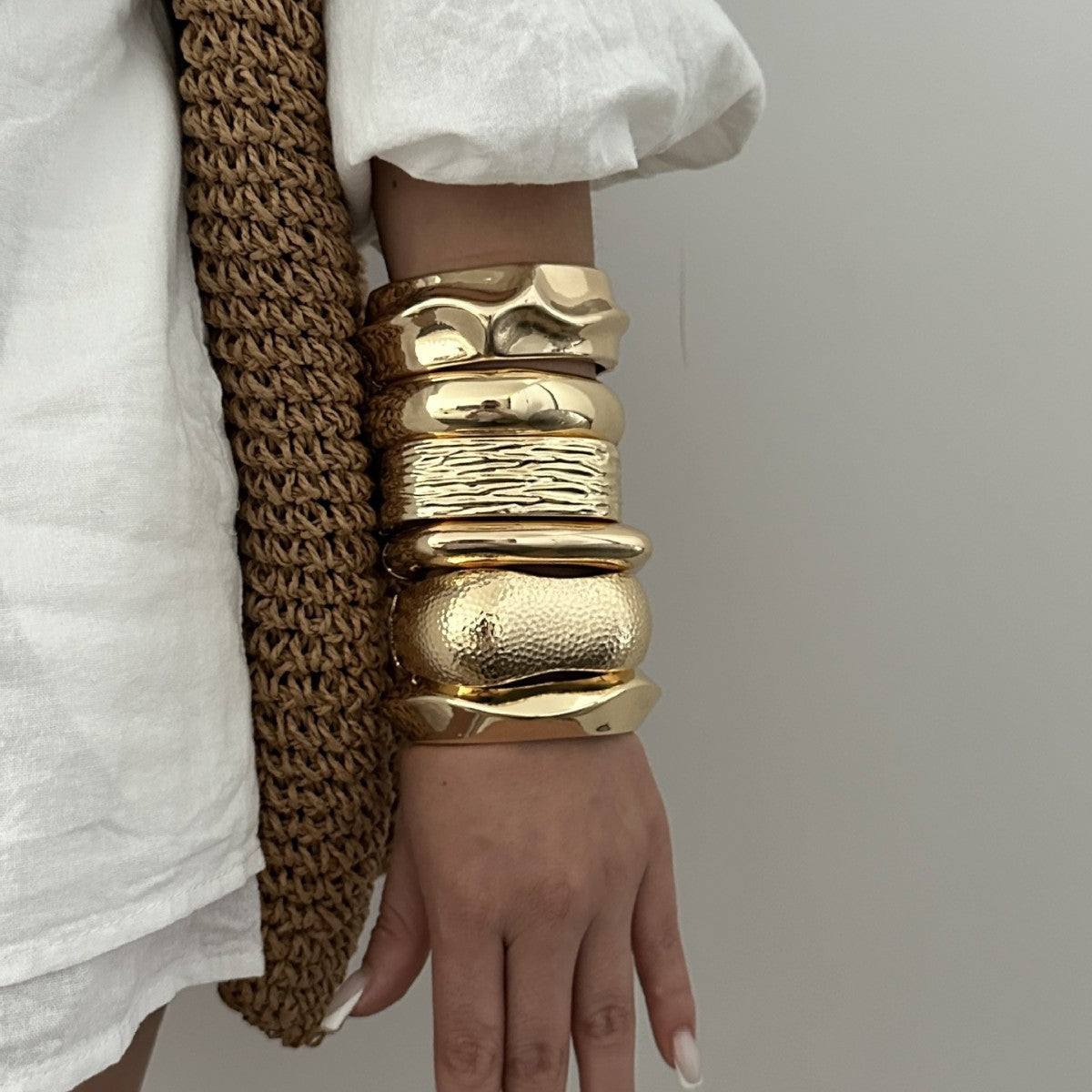 Bracciale a fascia larga aperto con molla irregolare in lega geometrica martellata