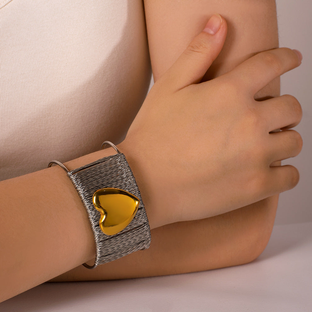 Bracciale minimalista in acciaio inossidabile con placcatura in oro 18 carati, accento a forma di cuore, gioiello da donna audace e unico