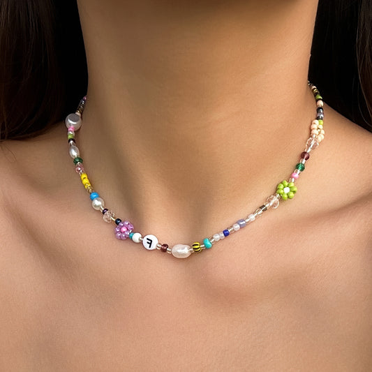 Collana Pendente con Lettera in Finta Perla Rustica Floreale Minimalista da Donna con Motivo Margherita e Catena Perlata