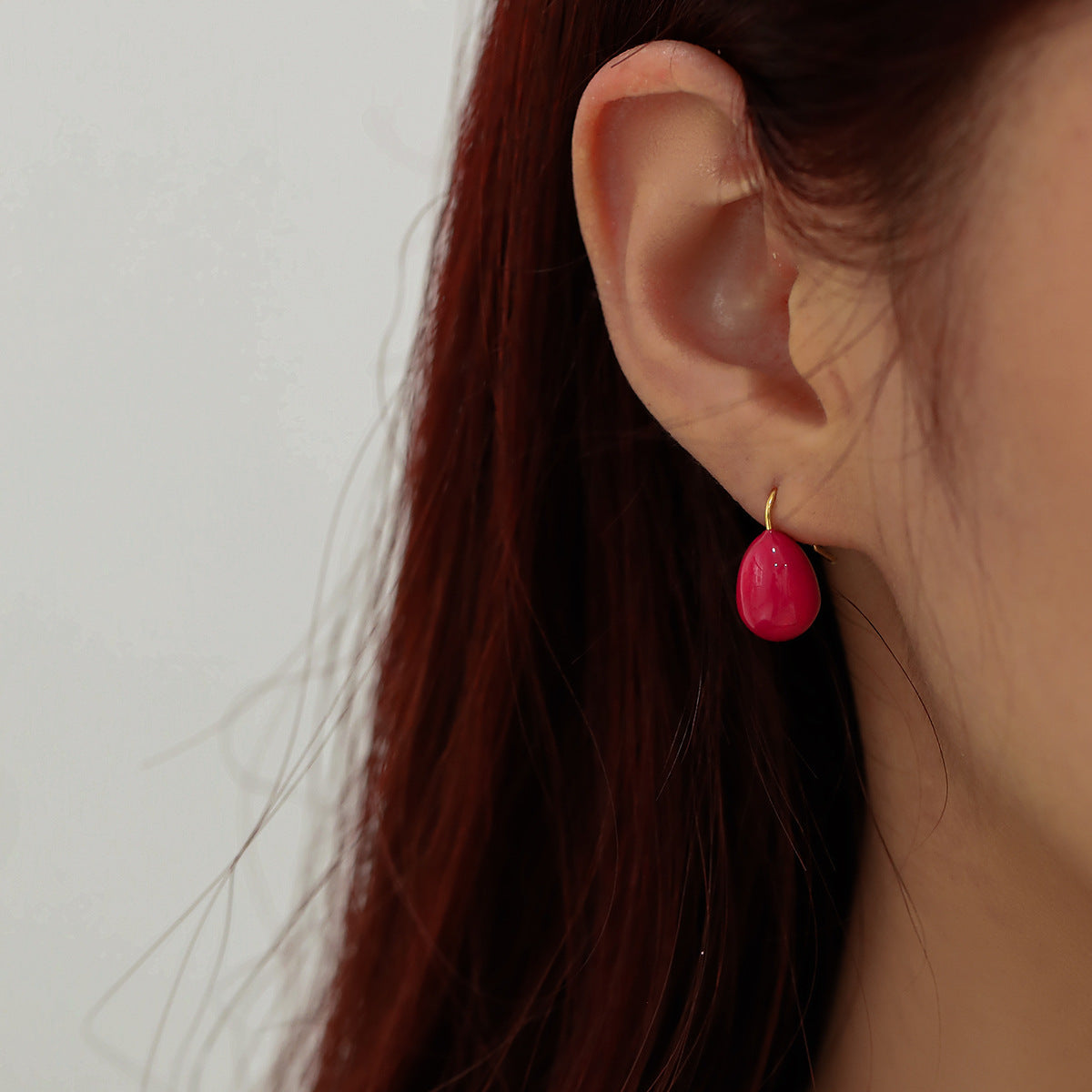 Pendientes minimalistas de acero inoxidable con esmalte de lágrima coloridos para mujer, a la moda, ligeros, lujosos, versátiles, hipoalergénicos y resistentes al deslustre