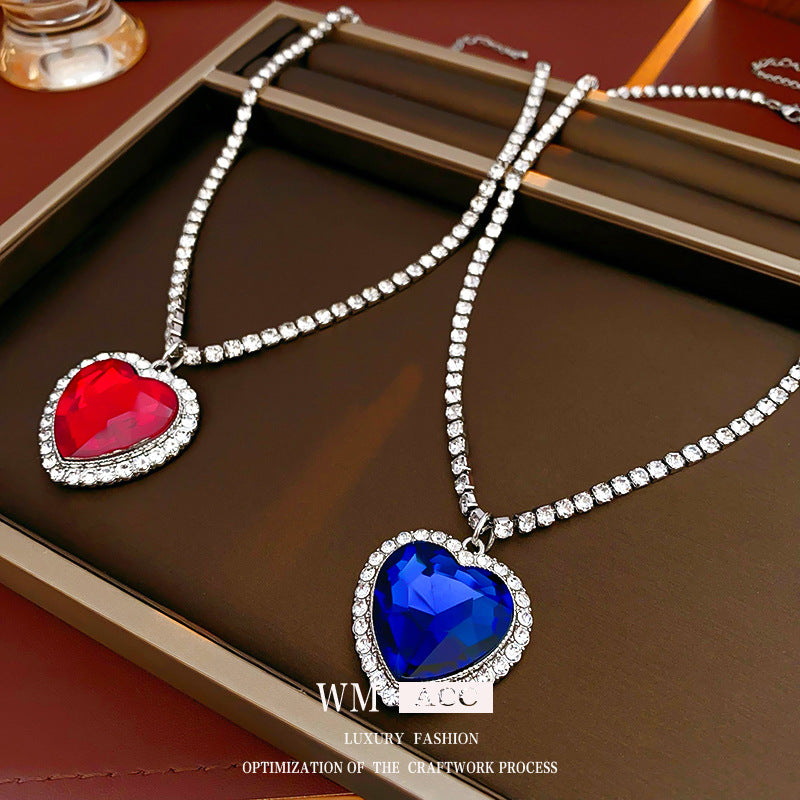 Collana con pendente a cuore a goccia in stile lusso con intarsio in strass in acciaio al titanio su catena in rame da donna