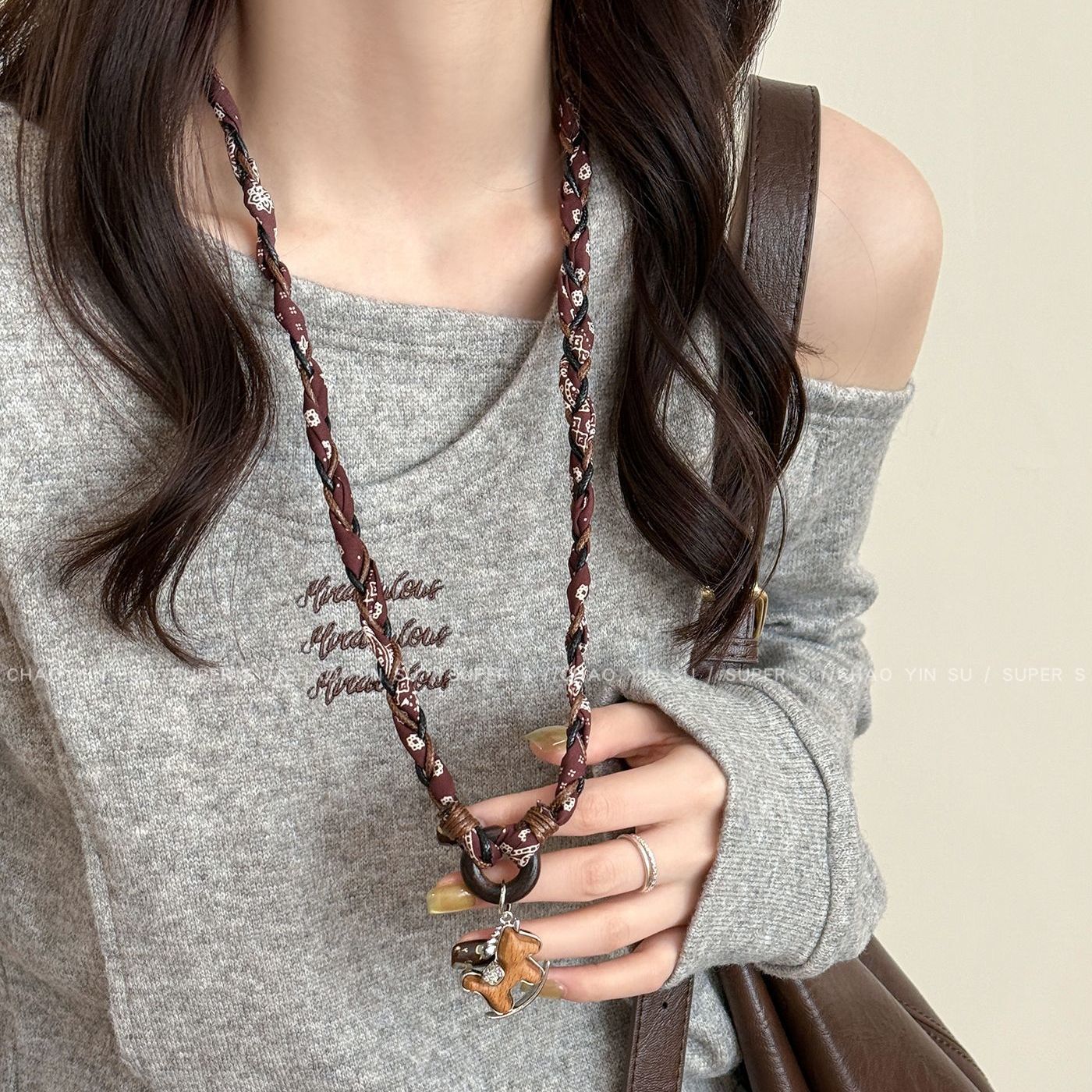 Collar con colgante de caballo minimalista de lujo para mujer en madera con chapado en oro de 18 quilates — Cadena para suéter de uso diario