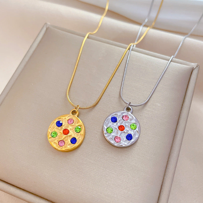 Collar Minimalista Geométrico de Acero Titanio para Mujer con Baño de Oro y Motivos Florales