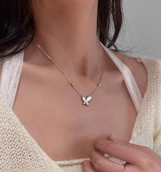 Elegant Butterfly-Shaped Mother-of-Pearl Pendant Necklace for Women — Titanium Steel with Gold Inlay, O-Chain, Vintage-Inspired Clavicle Chain