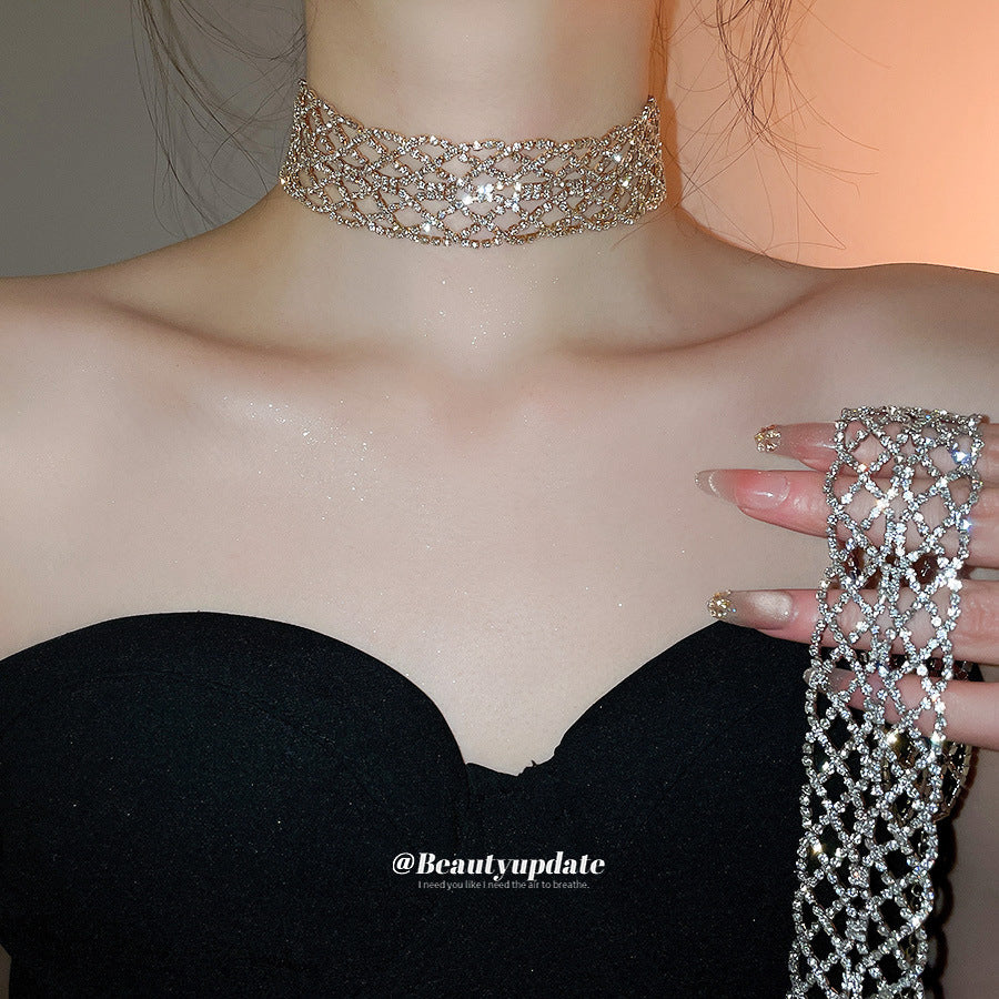 Collana Minimalista con Clavicola Svuotata Geometrica impreziosita da Strass da Donna in Ferro con Estetica di Lusso