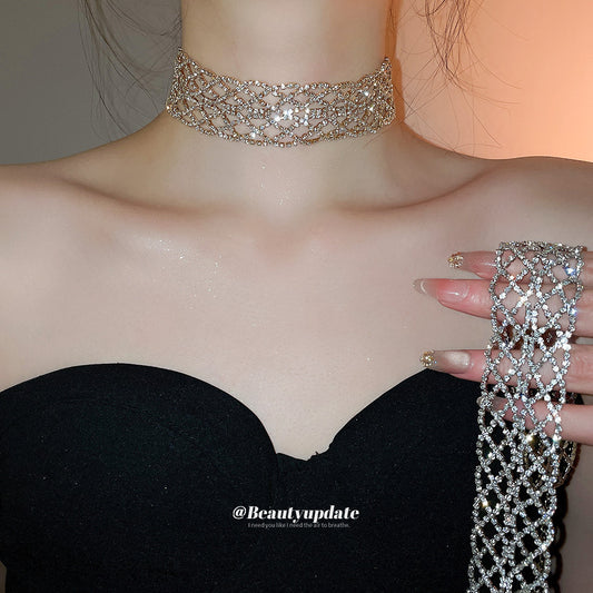 Minimalist Geometric Hollow-Out Rhinestone-Embellished Clavicle Necklace for Women in Iron with Luxe Aesthetic