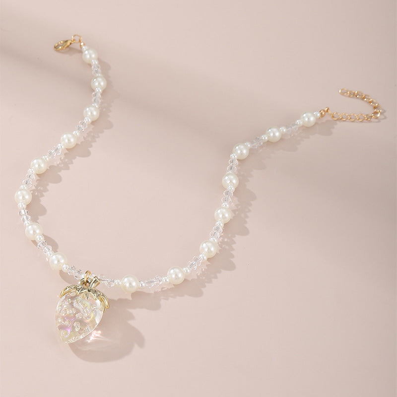 Collar con colgante en forma de fresa para niñas con detalles de cristal de colores arcoíris en cadena de cuentas