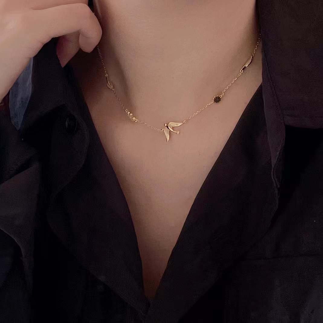 Deliziosa collana con uccellino e motivo floreale in argento sterling 925 placcato oro 18 carati