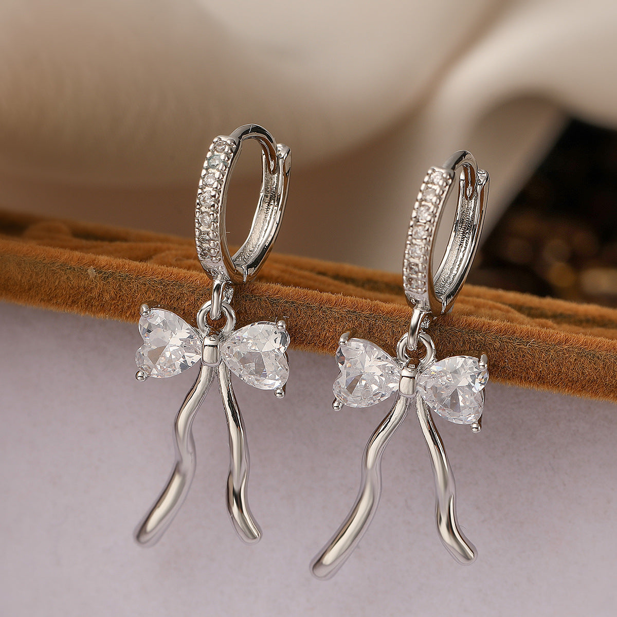 Orecchini da donna minimalisti in rame a forma di fiocco, placcati in oro vero e con intarsio in zircone