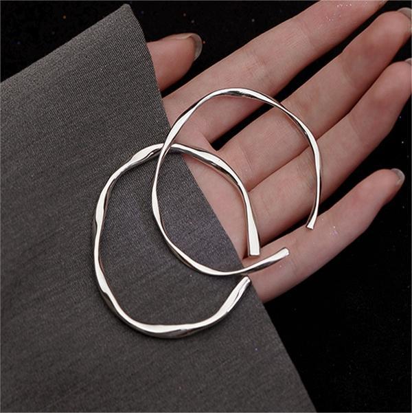 Minimalist Mobius Bracelet for Women Alloy Hand Chain with Plated Finish Elegant Friendship Gift