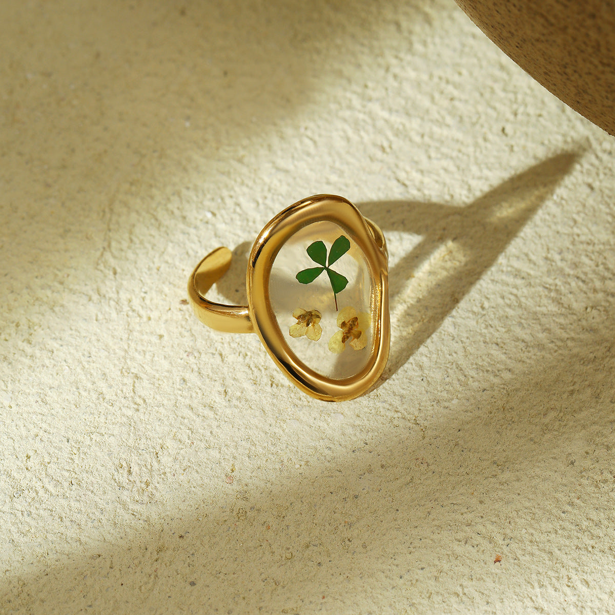 Anello da donna minimalista con quadrifoglio in acciaio inossidabile, finitura placcata e design a fascia aperta