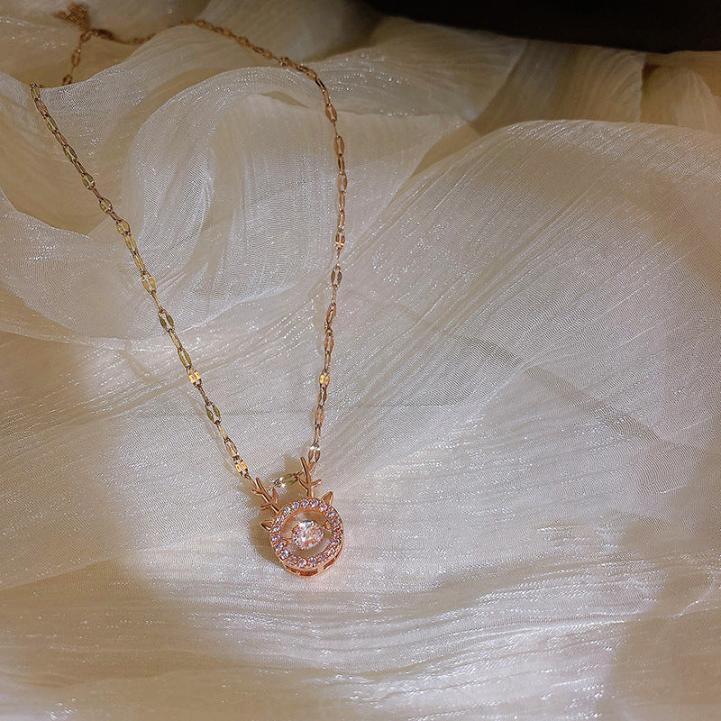 Collana Pendente Minimalista con Corna di Cervo per Donna in Acciaio al Titanio con Finitura Galvanizzata su Catena a O