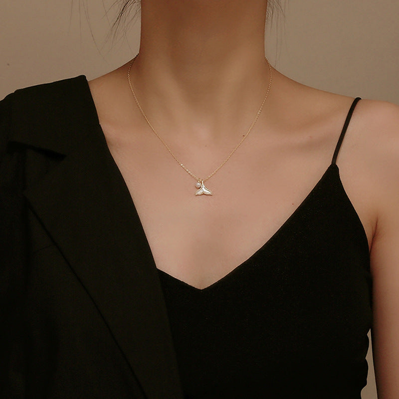 Collana da donna con coda di sirena e ciondolo in madreperla, catena a medaglione in acciaio al titanio, finitura placcata, design minimalista e di ispirazione vintage