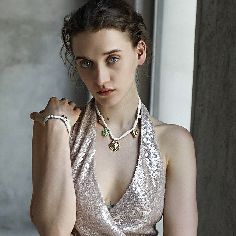 Collana con pendente a forma di sole dolce e audace per donna in acciaio inossidabile con placcatura in oro 18 carati, ciondolo a forma di cuore in acciaio al titanio su catena standard