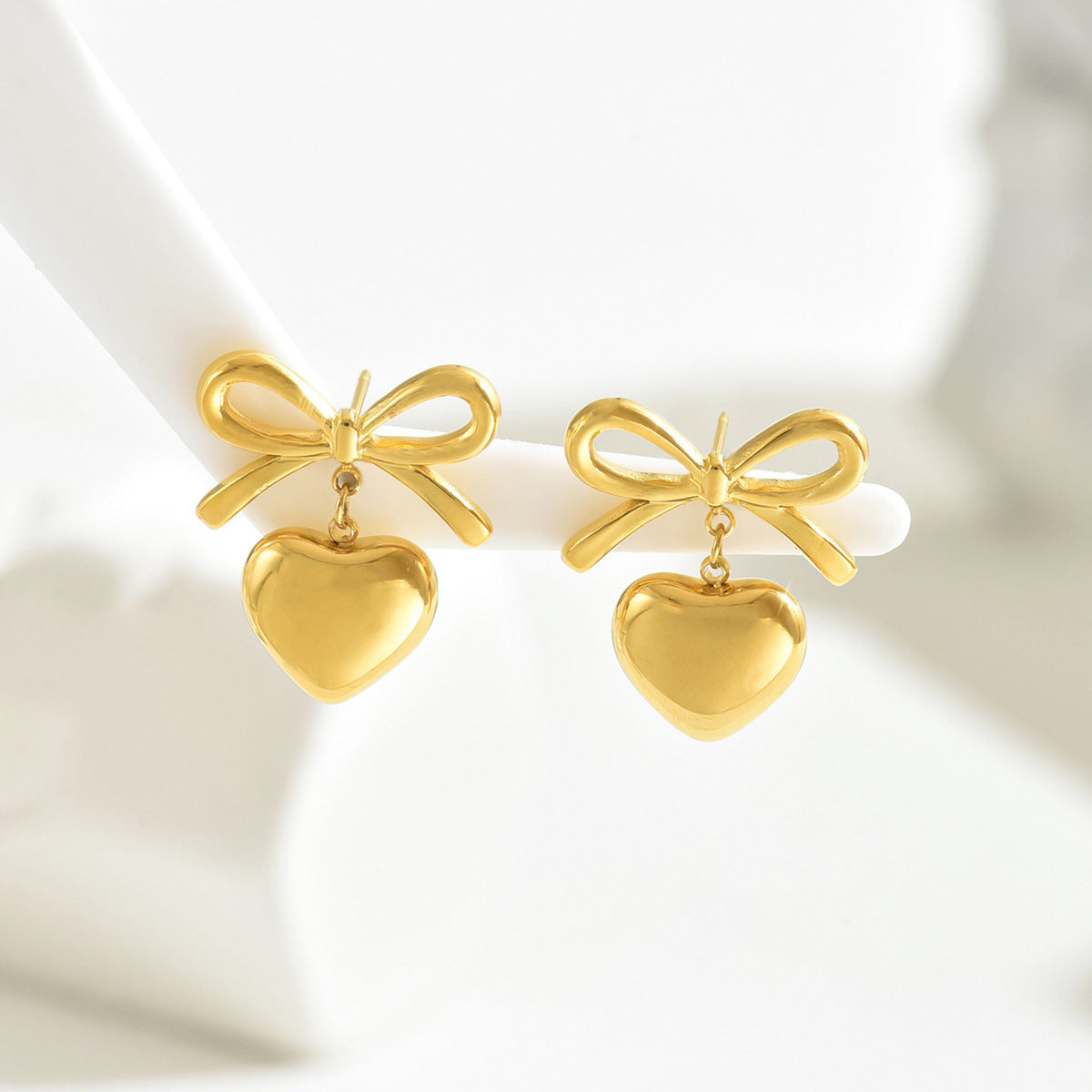 Elegantes Pendientes de Corazón y Lazo en Cobre con Acabado Galvanizado para Mujer