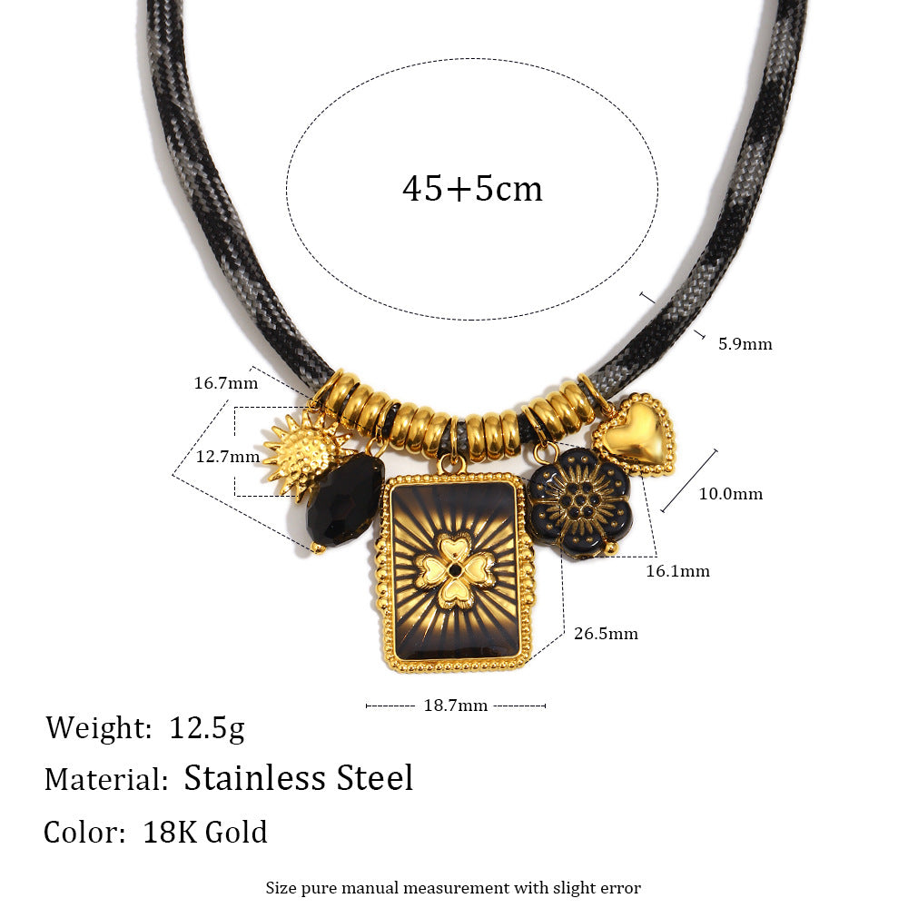 Collana di lusso vintage a ciondolo quadrato con motivo floreale in acciaio inossidabile placcato oro 18K