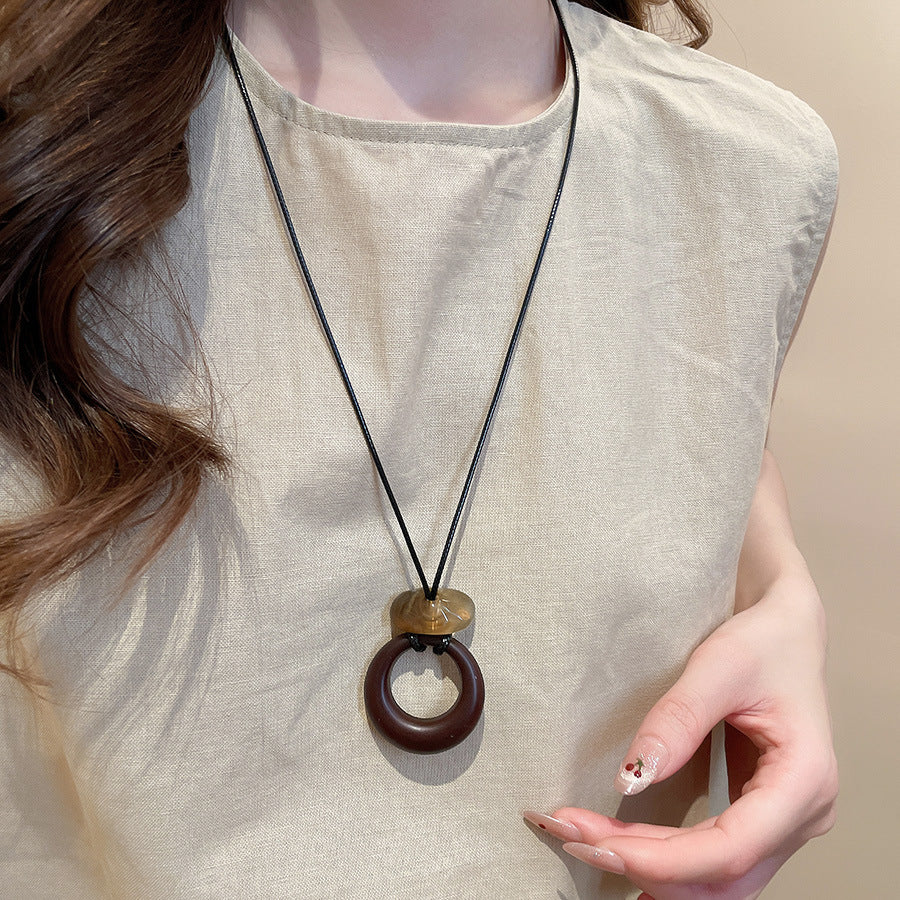 Collana con ciondolo geometrico in acrilico stile retrò da donna con charm in lega, fatta a mano, catena a strati alla moda minimalista