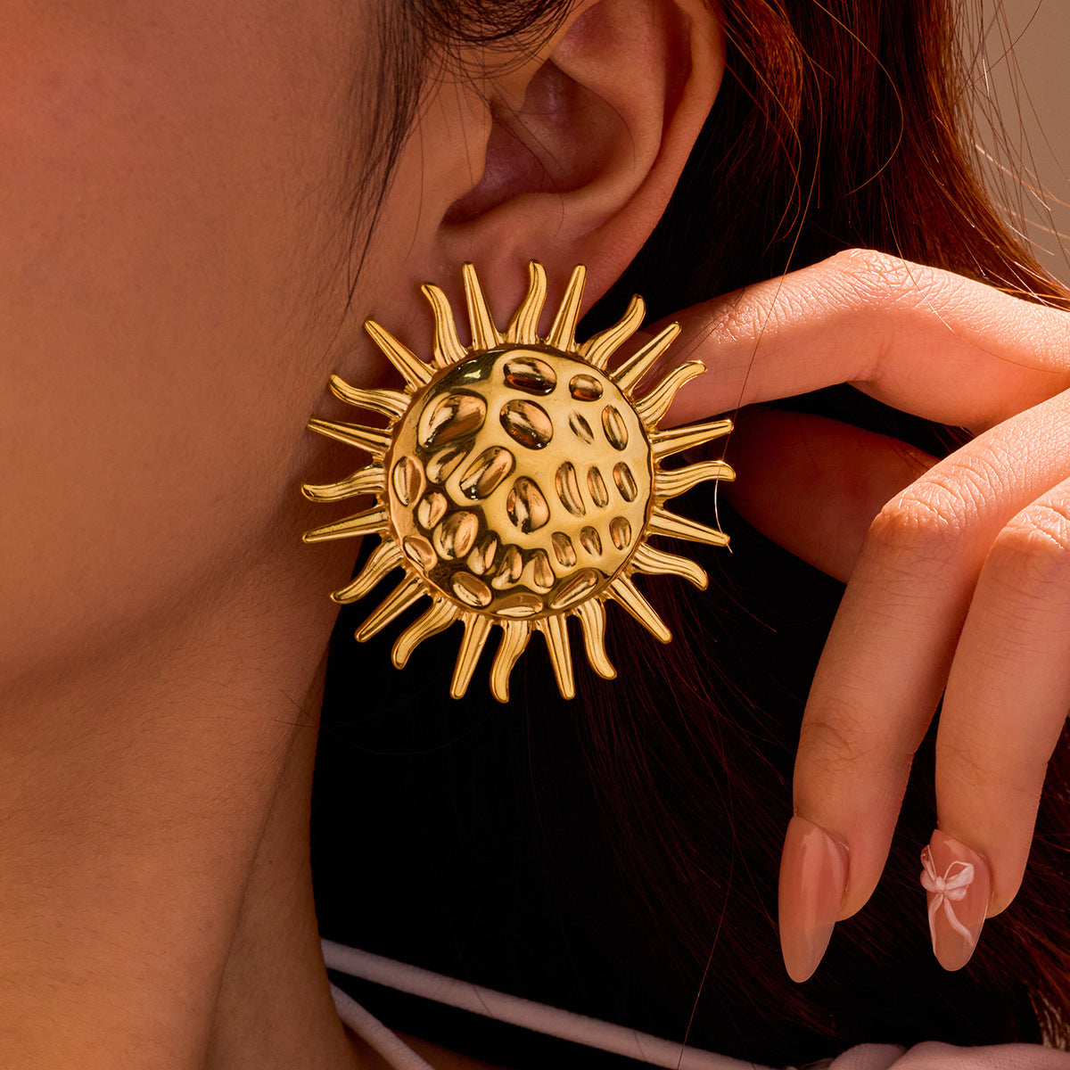 Orecchini vintage in acciaio inossidabile a forma di girasole da donna con finitura placcata e design testurizzato