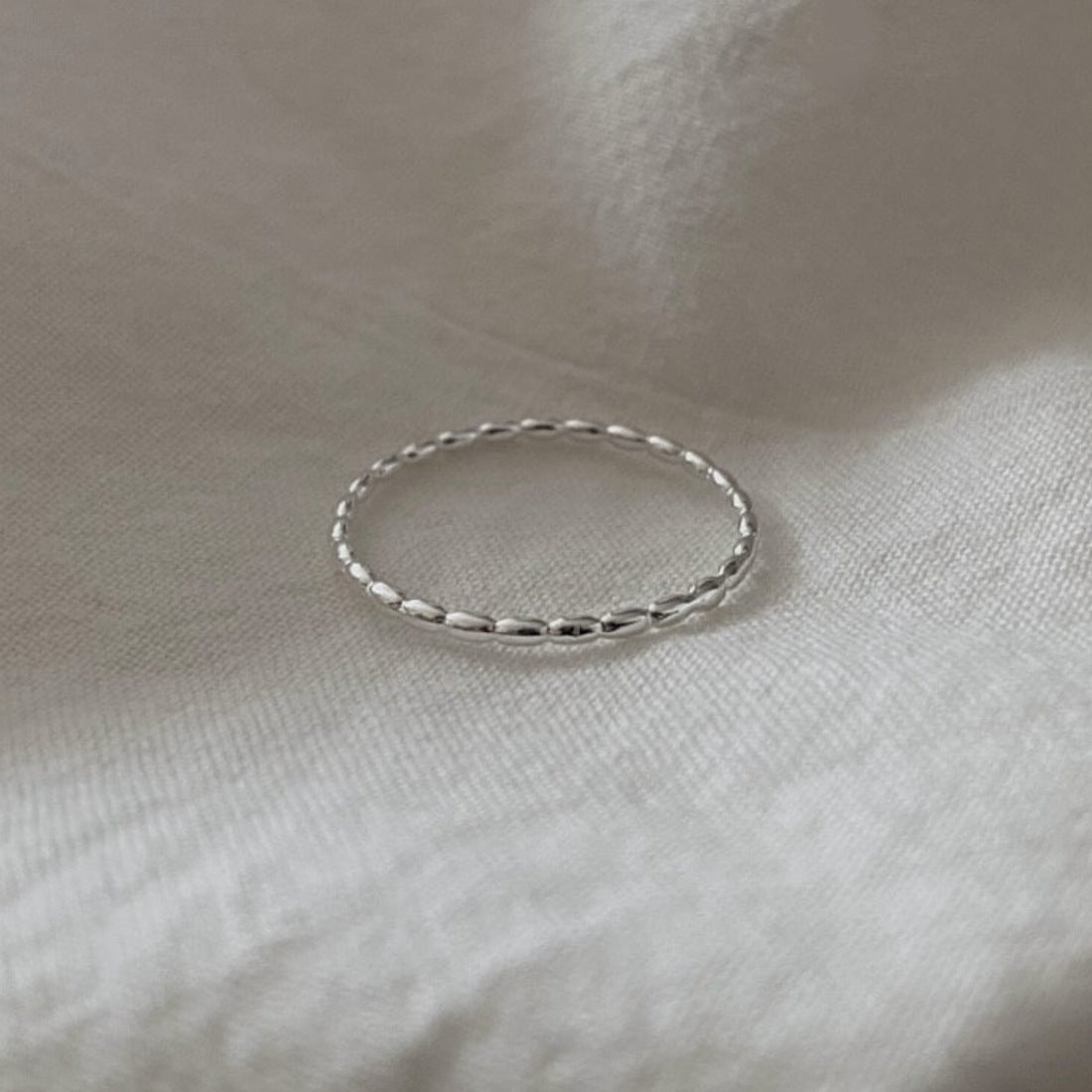 Anello Minimalista A Forma di Cuore Regolabile in Argento Sterling 925 con Perline Quadrate Smussate
