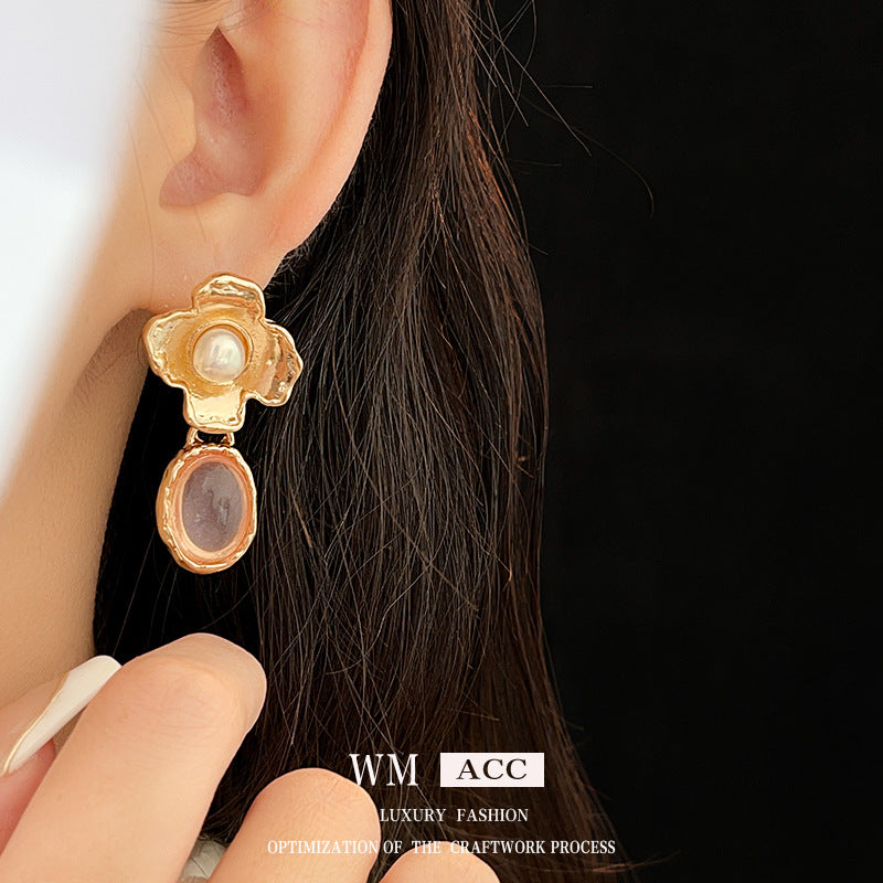 Pendientes de perlas geométricos de estilo vintage con base de aleación chapada en oro y postes de acero inoxidable para mujer