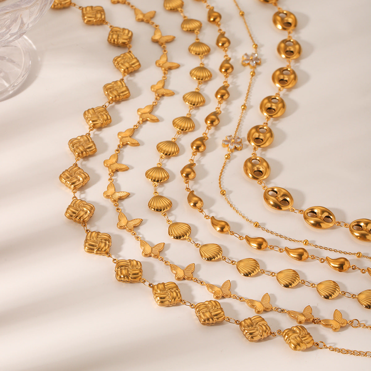 Collana da donna con ciondolo floreale a farfalla a goccia d'acqua in acciaio inossidabile placcato oro 18 carati stile Ins