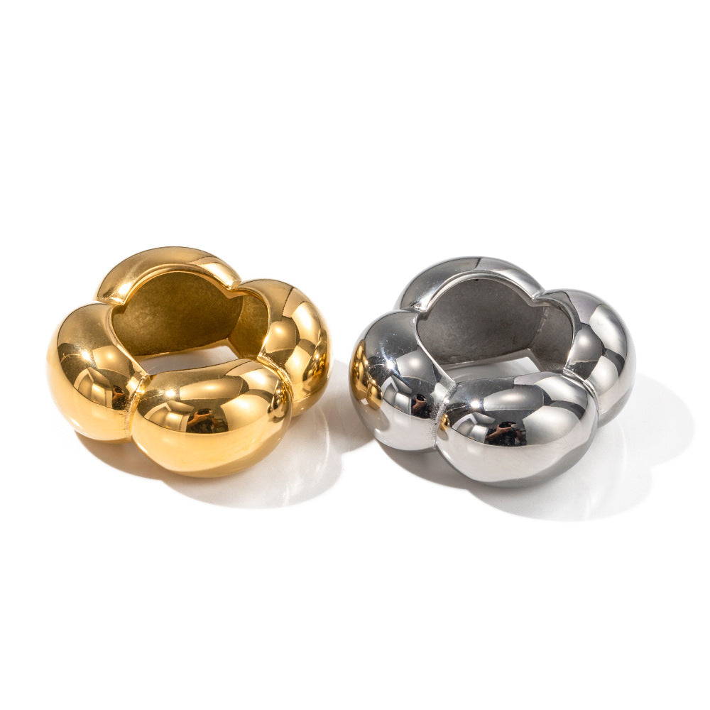 Anillo geométrico de flor hueca de acero inoxidable chapado en oro de 18 quilates de moda para mujer
