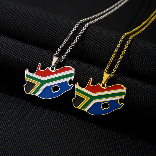 Collana Pendente Mappa del Sudafrica Stile Etnico Geometrico in Acciaio Inox con Finitura Smaltata Unisex